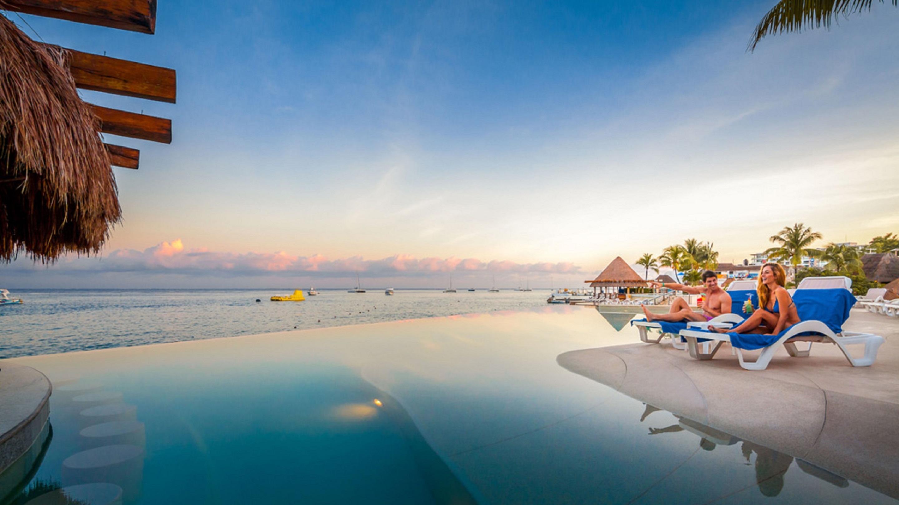 Hotel Grand Park Royal Cozumel Zewnętrze zdjęcie Infinity pool at a resort in Cancun, Mexico
